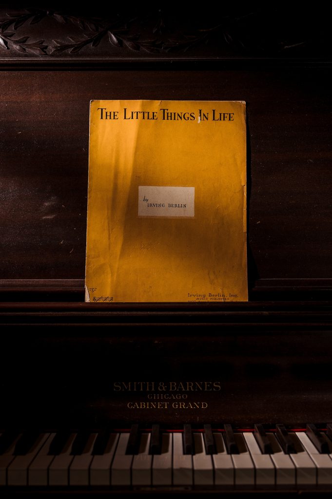 Libro y piano - Las pequeñas cosas en la vida