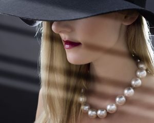 Mujer con collar de perlas