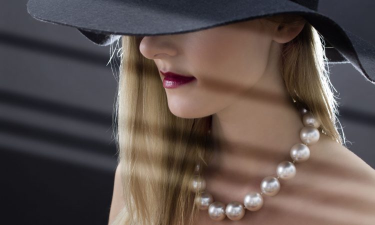 Mujer con collar de perlas