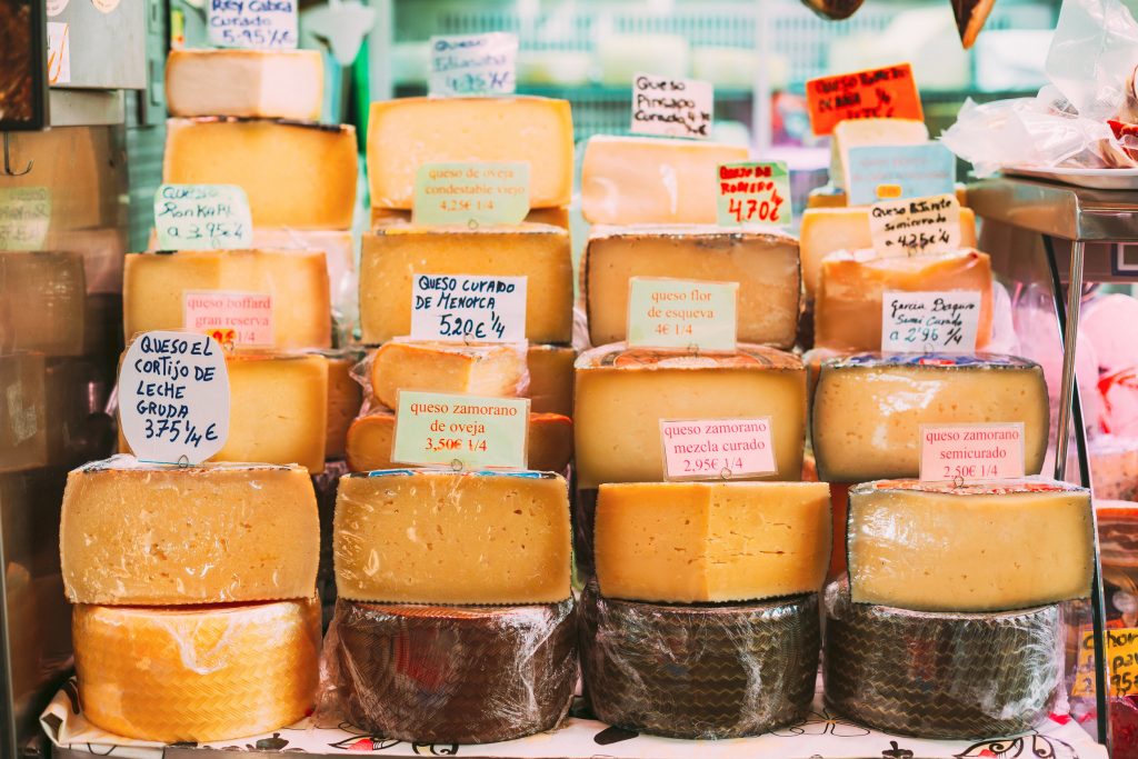 Mercado de quesos españoles.