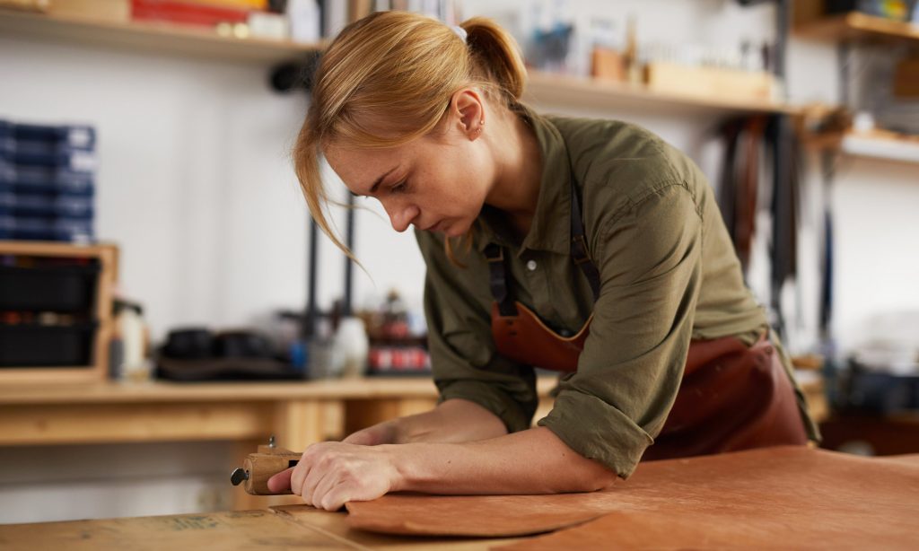 Mujer artesana trabajando el cuero