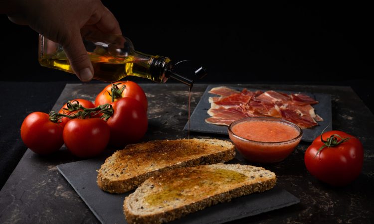 Tostada con aceite de oliva, tomate y jamón ibérico
