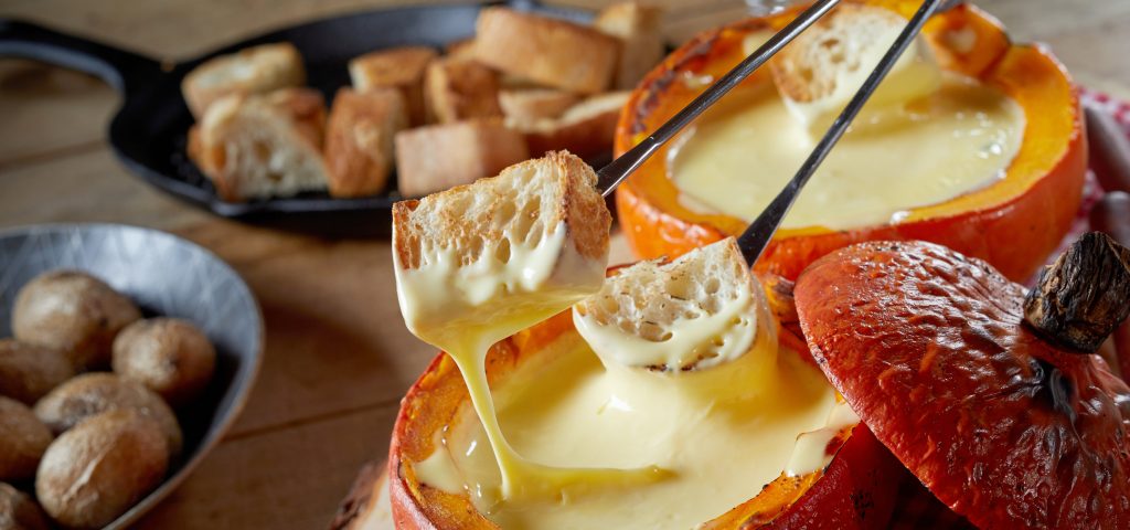Pan tostado en fondue de queso