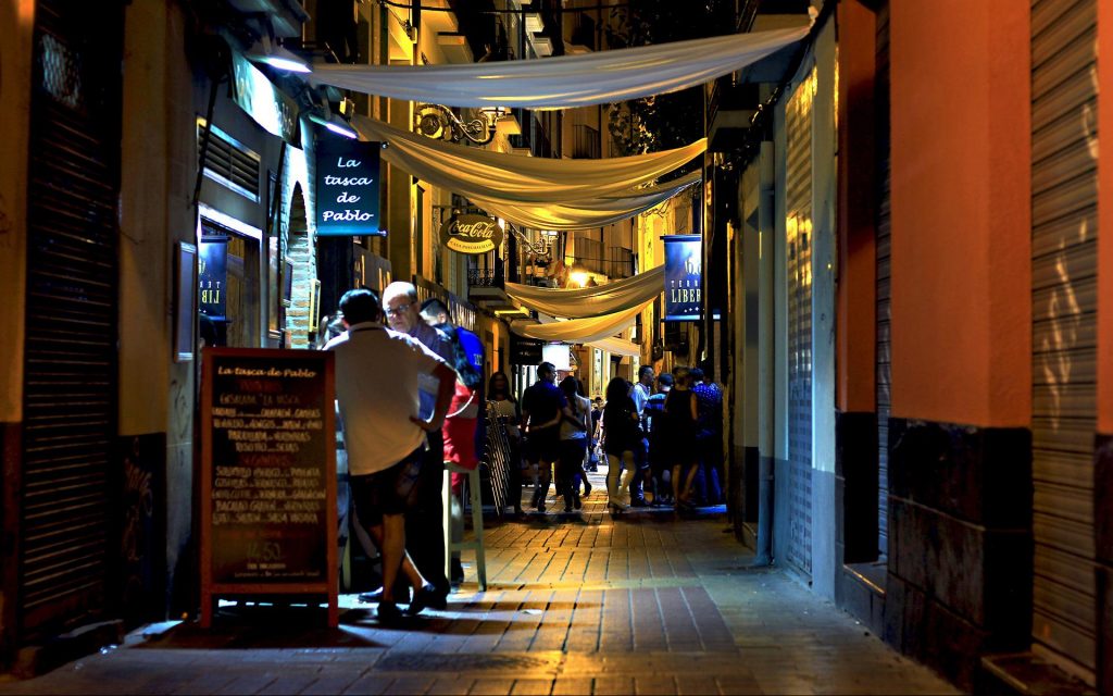 Calle de bares en una ciudad española