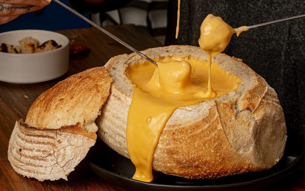 Fondue de queso dentro de un pan