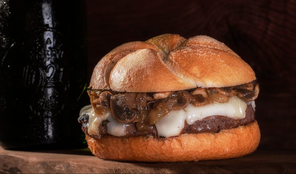 Burger de jabalí, queso de cabra, cebolla caramelizada y champiñones - Fotografía de ©Jorge Garrido