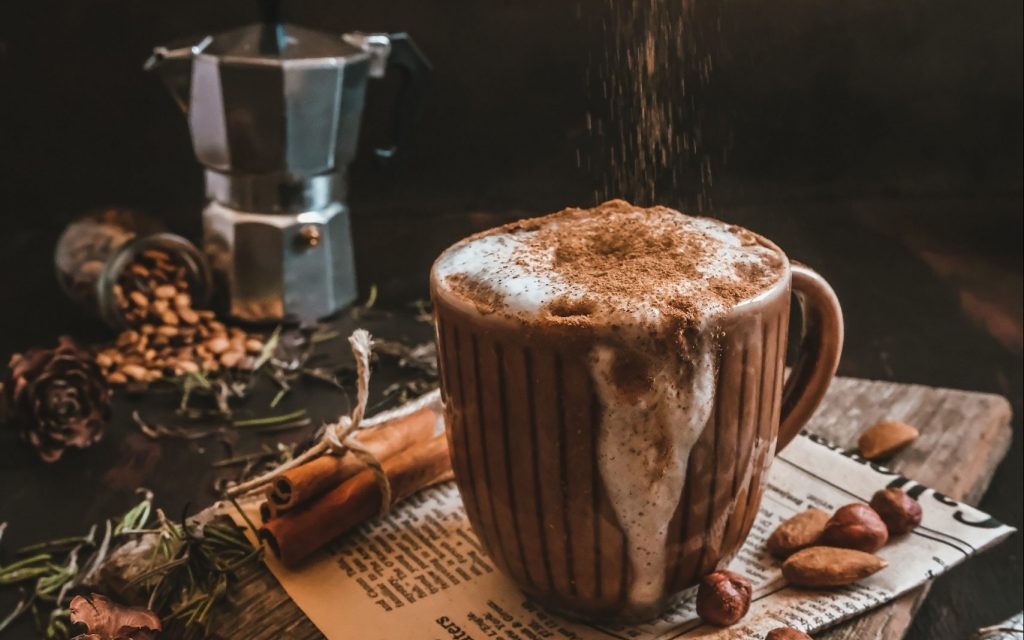 Café moka con crema de avellana y canela